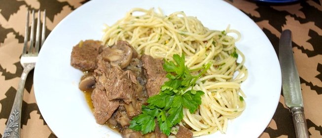 Говядина под грибным соусом