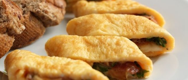 Рулет из омлета с ветчиной и рукколой