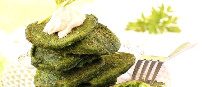 Оладьи со шпинатом и зелёным горошком