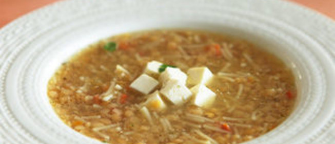 Красный куриный суп с фетой или брынзой