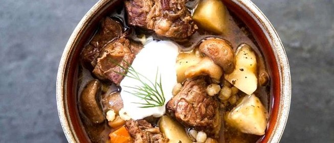 Тушеная картошка с мясом и грибами