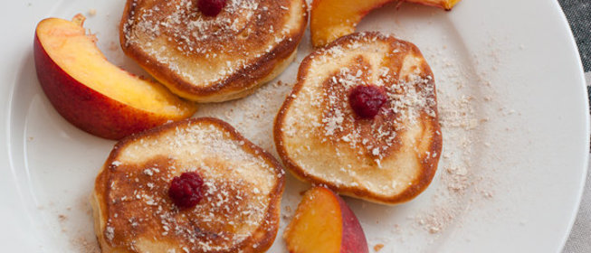 Оладьи с персиками