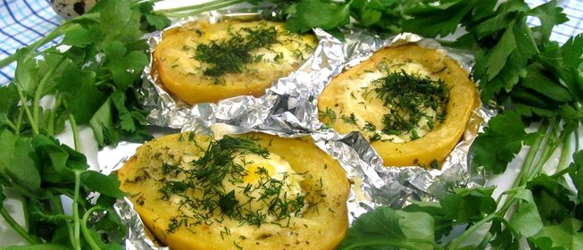 Картофель запеченный с перепелиными яйцами