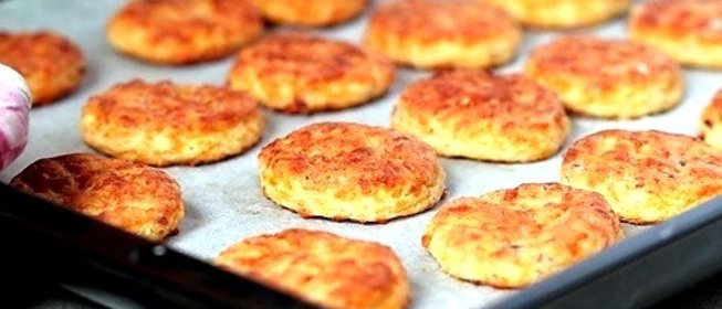 Печенье с беконом и сыром