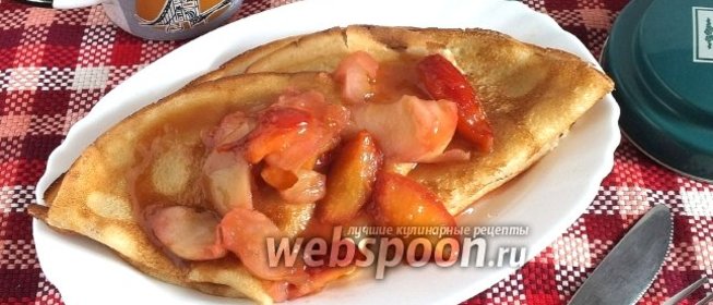 Блинчики с фруктами в карамельном соусе