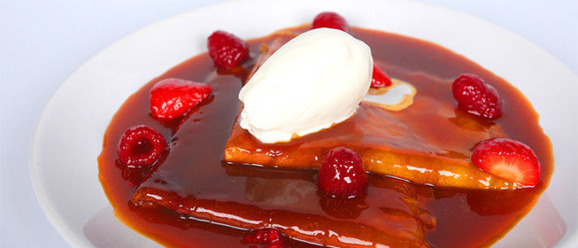 Блинчики в карамельно-цитрусовом соусе с клубникой
