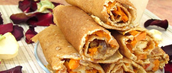 Заварные блины с тушеной тыквой, яблоком и изюмом