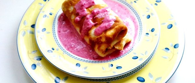 Блины на минеральной воде с малиново-сметанным соусом