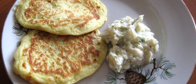 Оладьи из цукини с сырным соусом