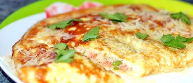 Омлет с помидорами и сыром