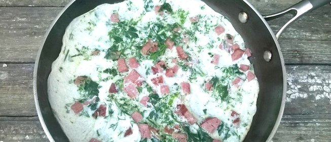 Белковый омлет с колбасой и зеленью