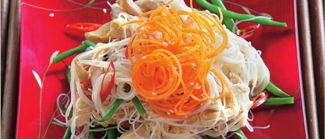 Азиатский салат с курицей и кунжутом