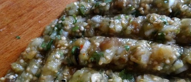 Средиземноморская баклажанная икра с сыром на тостах из черного хлеба