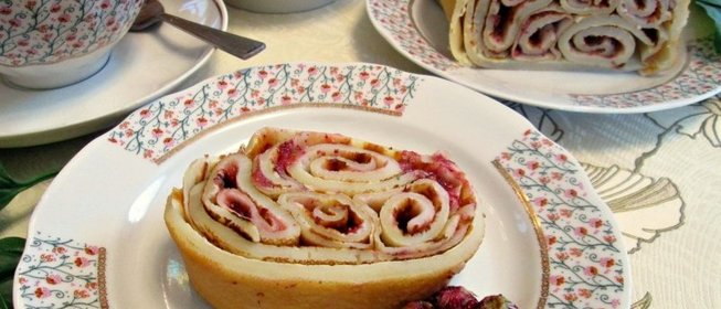Блинный рулет на скорую руку Лесная клубничка