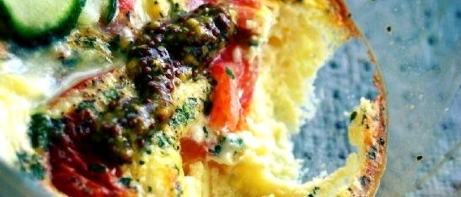 Омлет с сыром в чашке