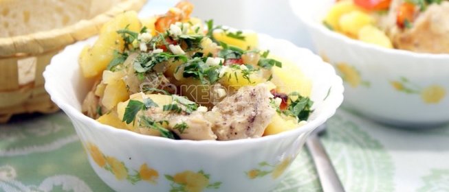 Картофель запеченный с курицей в горшочке