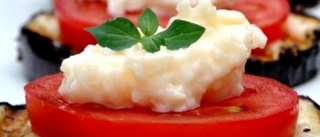 Баклажаны с помидорами под сыром