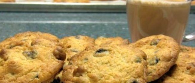 Шоколадное печенье с орехами