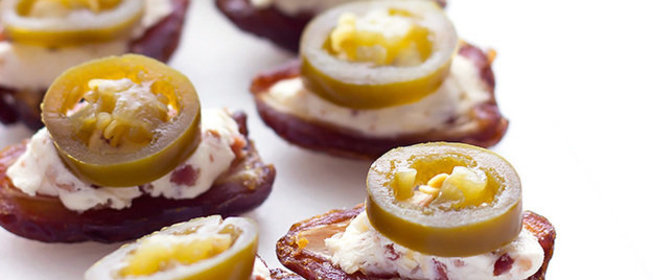 Финики с халапеньо, фаршированные сыром