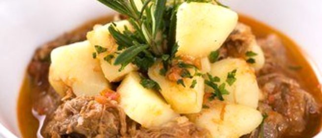 Свиное рагу с яблоками и капустой