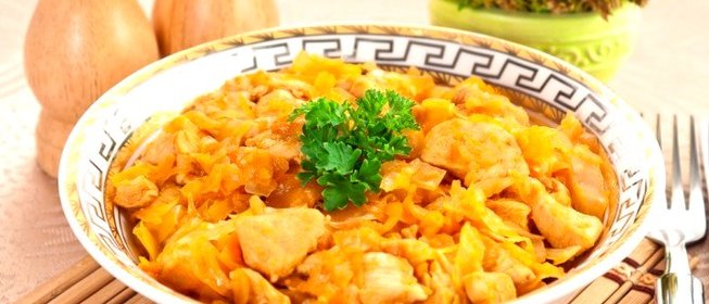 Квашеная капуста, тушенная с куриным филе
