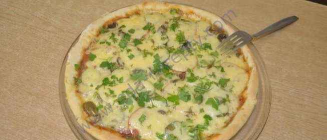 Итальянская тонкая пицца с ветчиной сыром и грибами