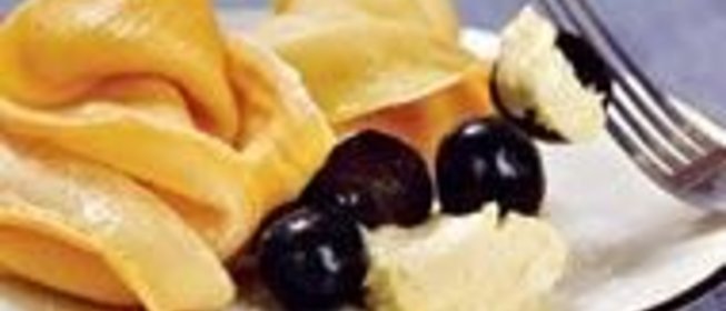 Блины с белым шоколадом и черным виноградом