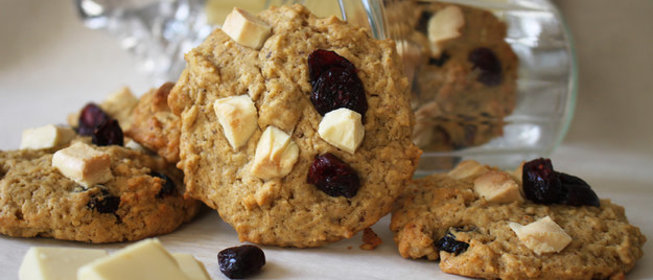 Фисташковое печенье с белым шоколадом и сушеной клюквой