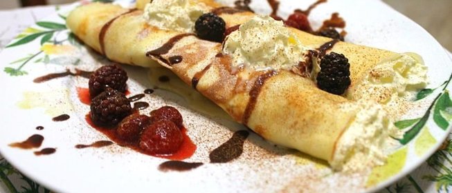 Французские блинчики с ягодами и взбитыми сливками