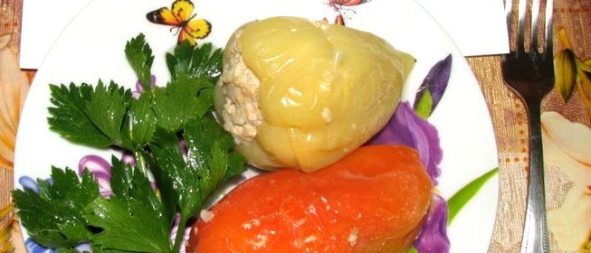 Фаршированный перец с листьями сельдерея