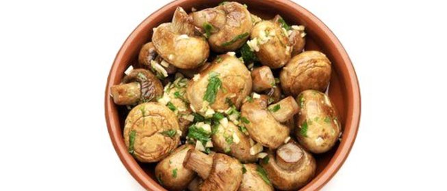 Жареные грибы с чесноком, петрушкой и лимонным соком