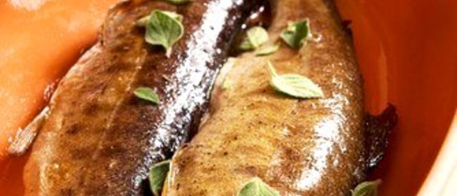 Целый припущенный лосось с лимоном