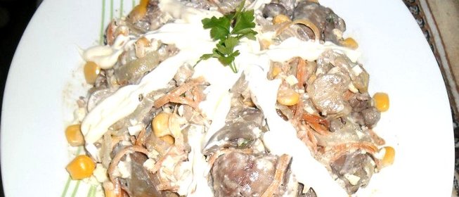 Салат с куриной печенью и кукурузой
