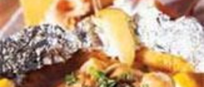 Филе семги, запеченное на картофельном блинчике под соусом карри