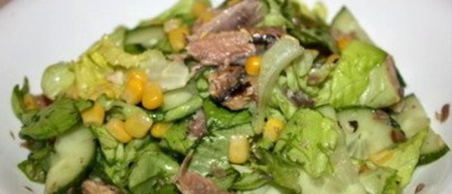 Салат с тунцом и маринованными огурцами