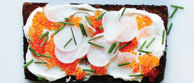Брускетта с репой, красной икрой и зеленым луком