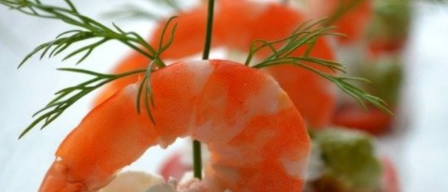 Закуска из мягкого сыра и креветок