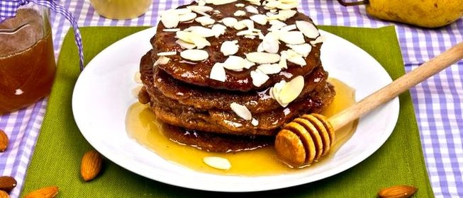 Оладьи с грушами, миндалем и корицей