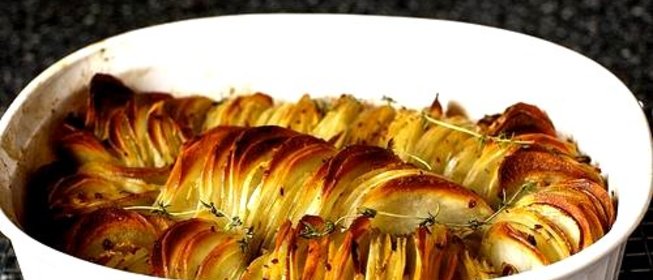 Запеченный картофель с луком и тимьяном