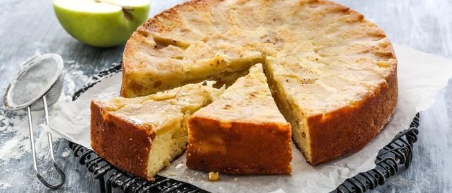 Запеканка из творога с яблоками и изюмом