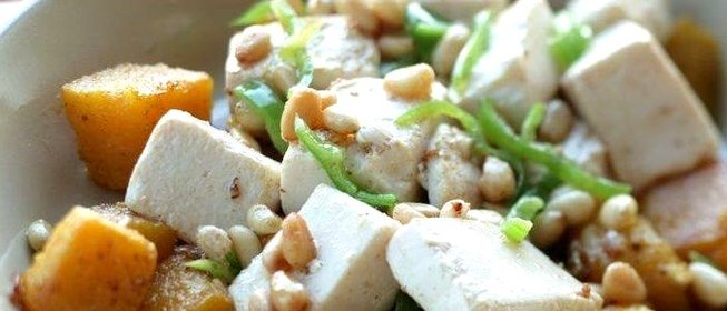 Тушеная тыква с кедровыми орешками и сыром тофу