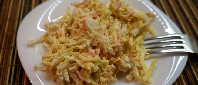 Салат из яичных блинчиков и крабового мяса с маринованным луком