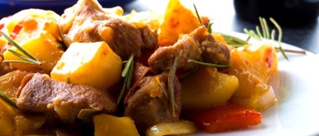 Острое свиное рагу с парикой, перцем чили и картофелем