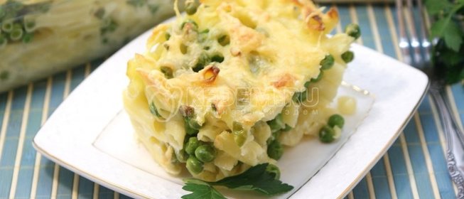 Запеканка из макарон с сыром и зеленым горошком