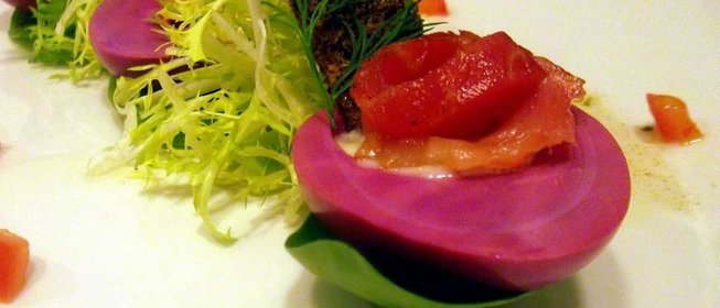 Закуска из яиц с айоли и слабосоленой семгой