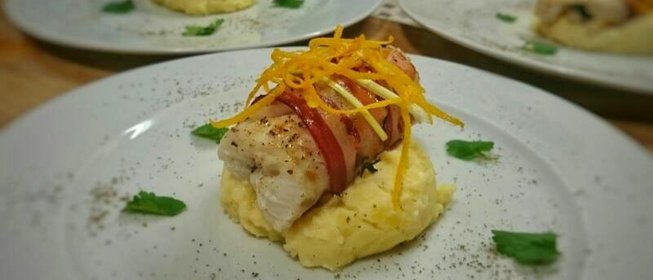 Треска с черносливом в беконе