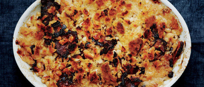 Запеканка из фасоли с беконом и хлебной крошкой