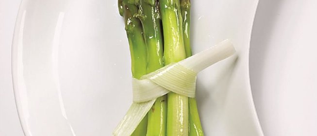 Отварная спаржа