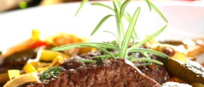 Говяжья вырезка с луково–апельсиновой закуской