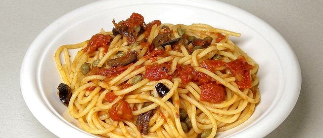 Спагетти с оливками и помидорами